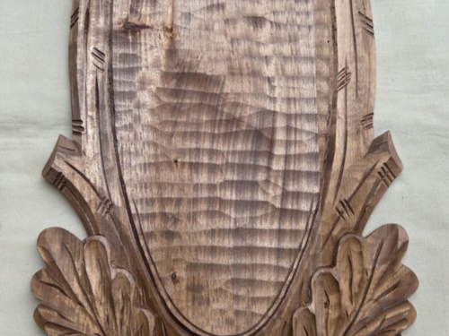 Jelen vyřezávaná podložka 208