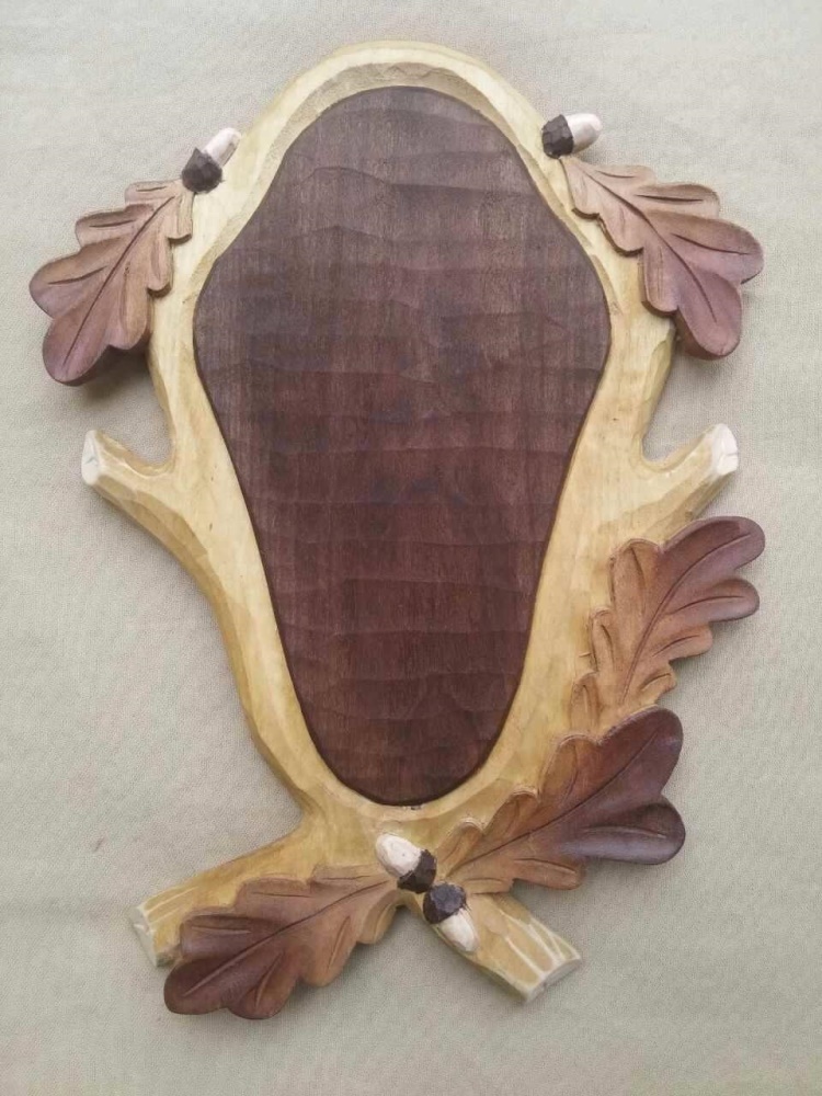 Trophäenschild hand geschnitzt mehrfahrbige Durchführung. Präziese Handarbeit.