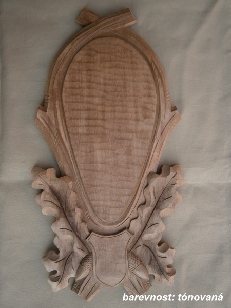Geschnitzte Trophäenschilder für Hirsch